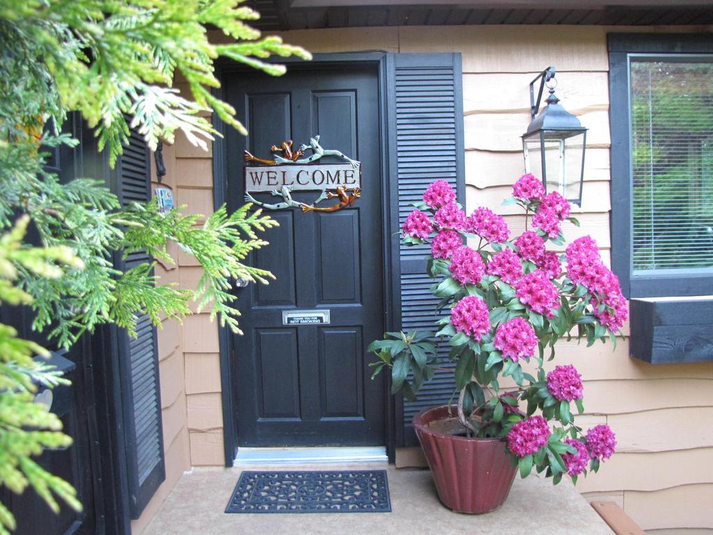 Shawnigan Lake Bed And Breakfast Exterior photo