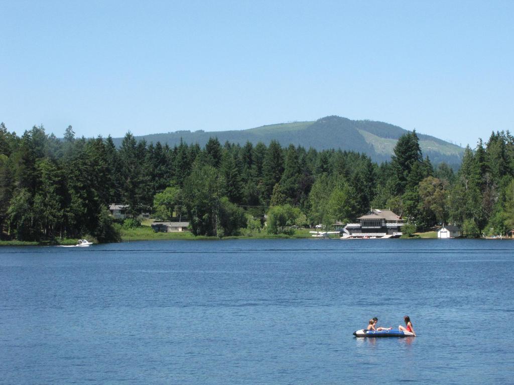 Shawnigan Lake Bed And Breakfast Exterior photo