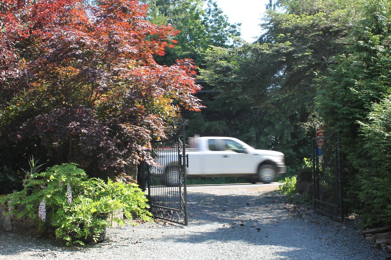 Shawnigan Lake Bed And Breakfast Exterior photo